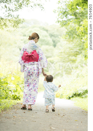 Parents' rear behind holding hands 7654903