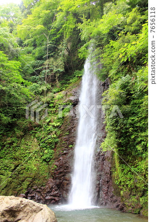 Yoro Falls and Waterfall Vases 7656118