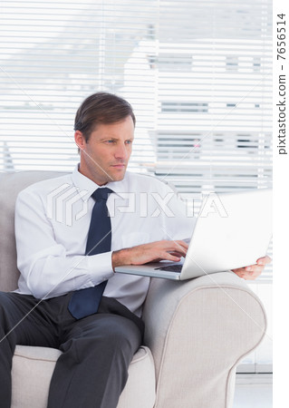 Businessman using his laptop 7656514