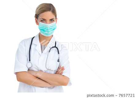 Nurse wearing surgical mask with arms crossed 7657721