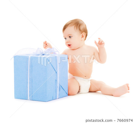 happy child with gift box happy child with gift box 7660974