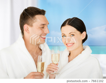 couple in spa 7661102