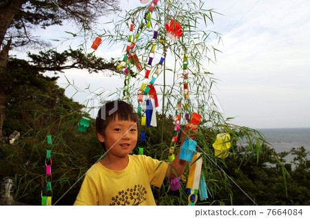 竹子裝飾和兒童在Tanabata 7664084