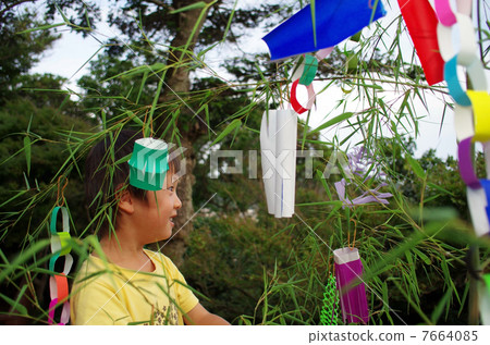 竹子裝飾和兒童在Tanabata 7664085