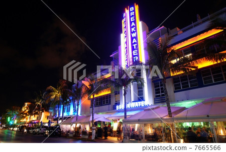 Evening in the Art Deco district of Miami Beach, Florida, USA Evening in the Art Deco district of Miami Beach, Florida, USA 7665566