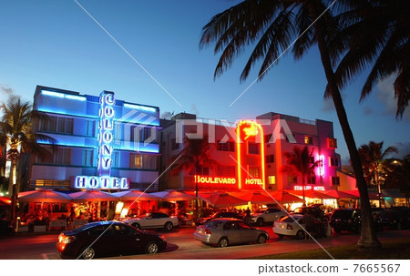 美國佛羅里達州邁阿密海灘的裝飾藝術區之夜 7665567