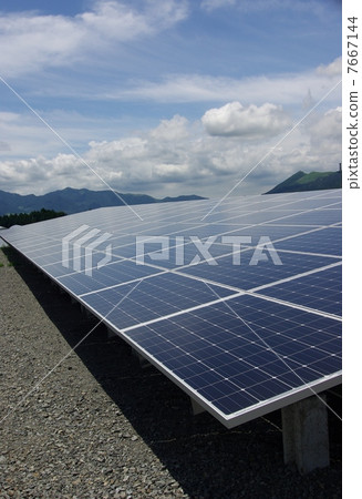 太陽能發電設施垂直構成在巨型太陽能Minamiaso村莊 7667144