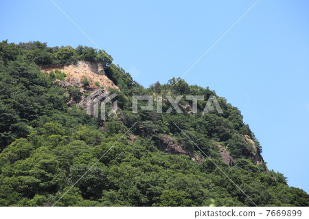 A blue sky outcrop 7669899