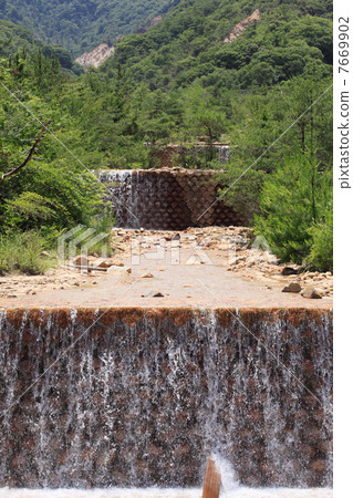 Continuous erosion control dam 7669902