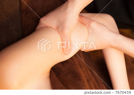 Two-arm esthe (treatment scenery by genuine professional esthetician) Two-arm esthe (treatment scenery by genuine professional esthetician) 7670439