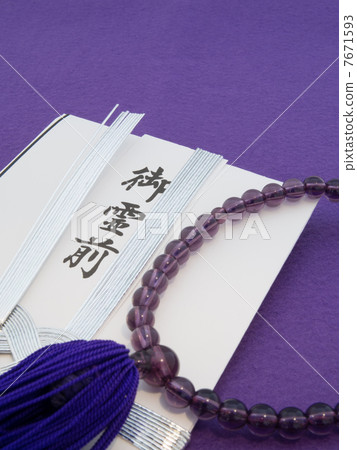 A gift bag and a rosary 7671593