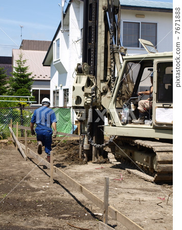 在建築工地工作的人 在建築工地工作的人 7671888