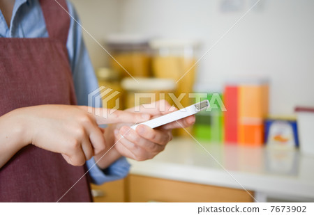Smartphone and housewife Smartphone and housewife 7673902