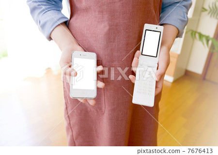 智能手機和車庫的家庭主婦 7676413