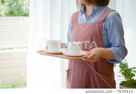 家庭主婦攜帶咖啡 7676414