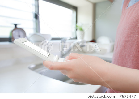 Operate the phone with a kitchen 7676477