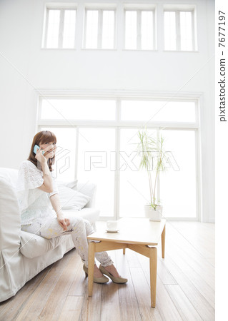 Business woman using smartphone 7677197