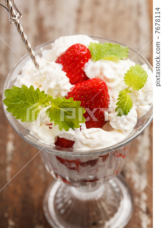 strawberries with cream 7678114