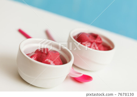 berry ice cream 7678130