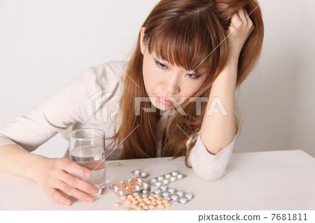 Women with drug addicts 7681811
