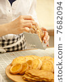 A woman packing sweets 7682094