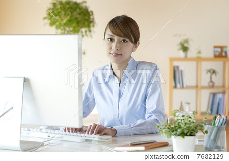 Business woman doing desk work 7682129