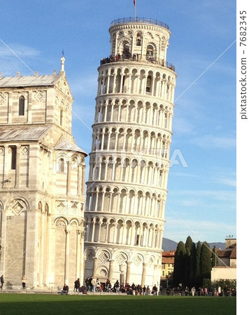 Leaning tower of Pisa 7682345