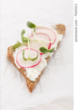 sandwiches with radish and sunflower sprouts 7685021