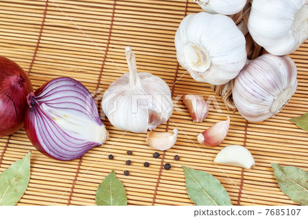 Vegetables, spices for cooking onions, pepper, laurel. On a bamb Vegetables, spices for cooking onions, pepper, laurel. On a bamb 7685107