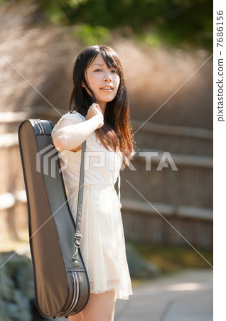 回顧在小提琴盒背面的婦女 7686156