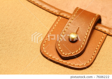 皮革和金屬配件的裝飾在帆布 7686222