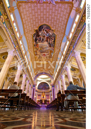 italian church itnerior 7688067
