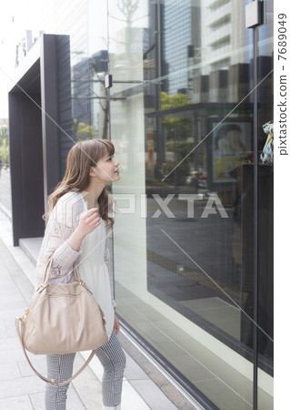 一個窗口購物小姐 7689049