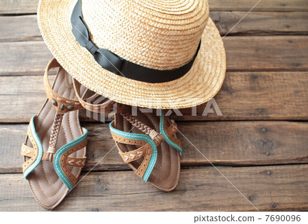Women's leather sandals and straw hats: Summer fashion 7690096
