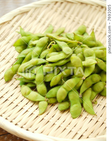 Edamame beans served in monkeys (high angle) 7691005