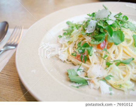 Spaghetti with seasonal ingredients Spaghetti with seasonal ingredients 7691012