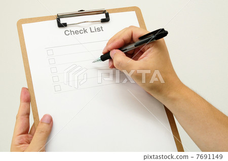 Checklist and hands of men 7691149