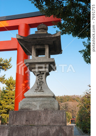 吉田神社一個牌坊和一個大燈籠 7691755