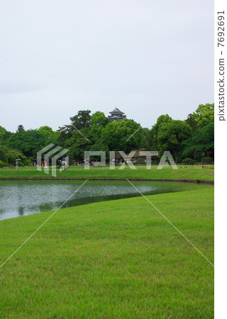 在雨天遠離後樂園的岡山城（垂直位置） 7692691