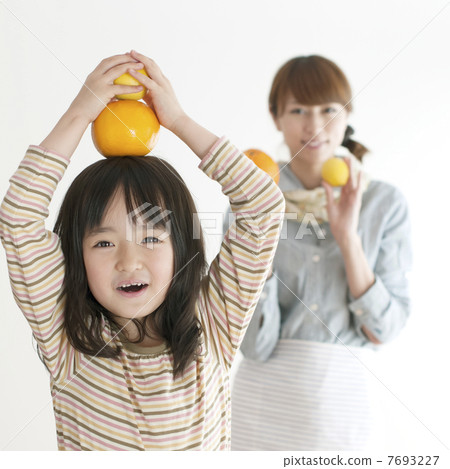 微笑用檸檬和桔子的父母和孩子 7693227