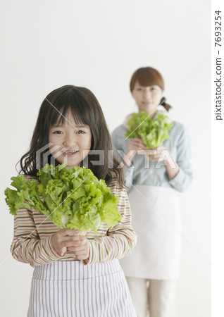 Parent and child smiling with lettuce Parent and child smiling with lettuce 7693254
