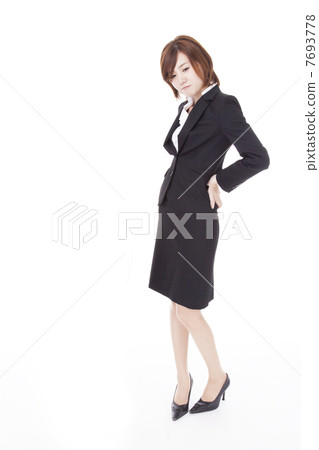 遭受腰下部痛的年輕女商人 遭受腰下部痛的年輕女商人 7693778