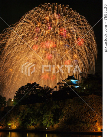 今治城堡和大煙花 7695120