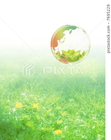 反映新鮮的綠色的地球Eco圖像地球漂浮在草甸 反映新鮮的綠色的地球Eco圖像地球漂浮在草甸 7695229