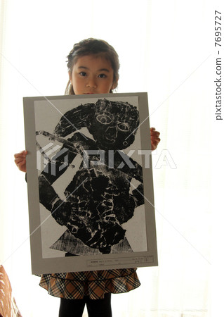 girl drawing a picture girl drawing a picture 7695727