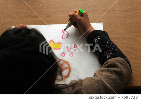 girl drawing a picture 7695728
