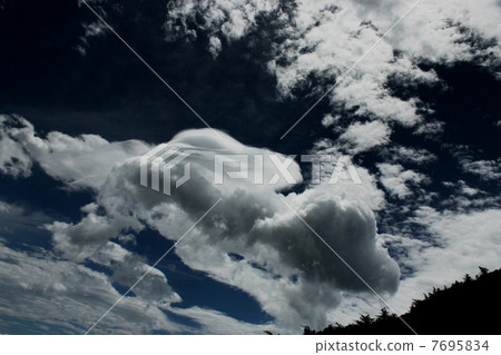 Hanging clouds 7695834