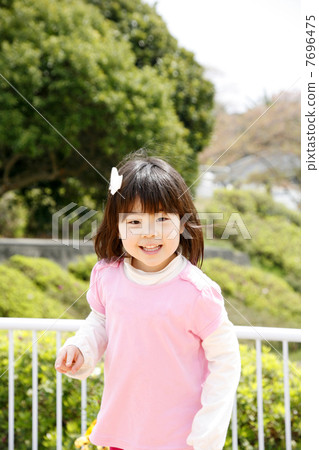 一個女孩帶著微笑 7696475