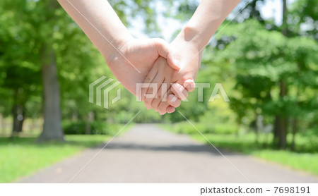 一個男人手牽著手 一個男人手牽著手 7698191