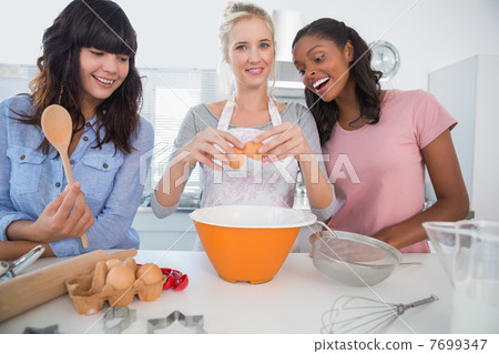Happy friends making pastry together 7699347